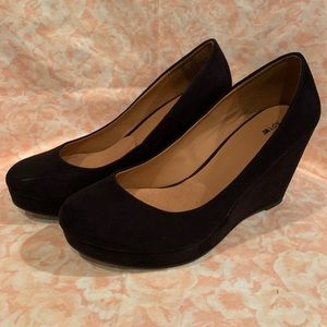 Black wedges